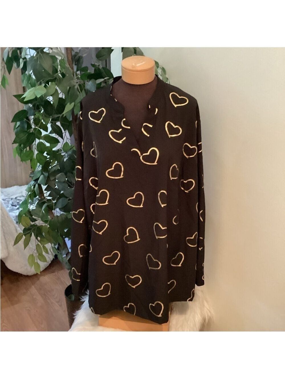 SHEIN Curve long sleeve tunic black with gold hearts Woman’s 28/30